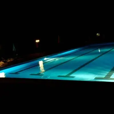 Piscina illuminata